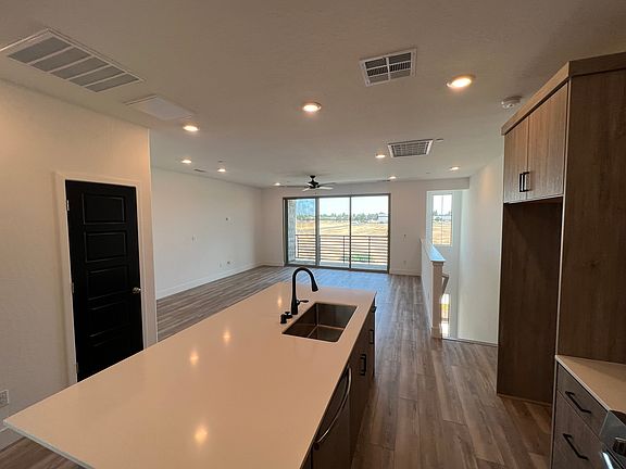 5th image of 502 W Mahogany Ln