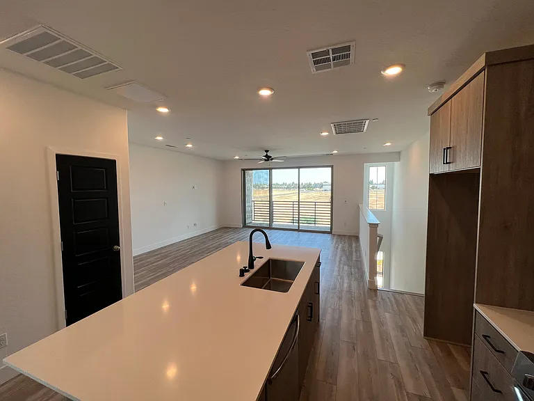 502 W Mahogany Ln — Photo 5