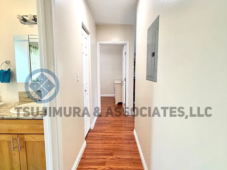 2323 E Manoa Rd — Photo 16