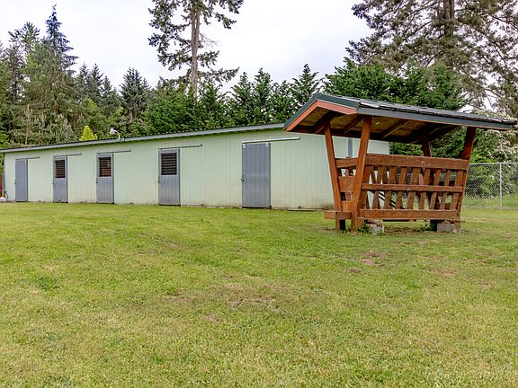 3 paddocks, tack room, power