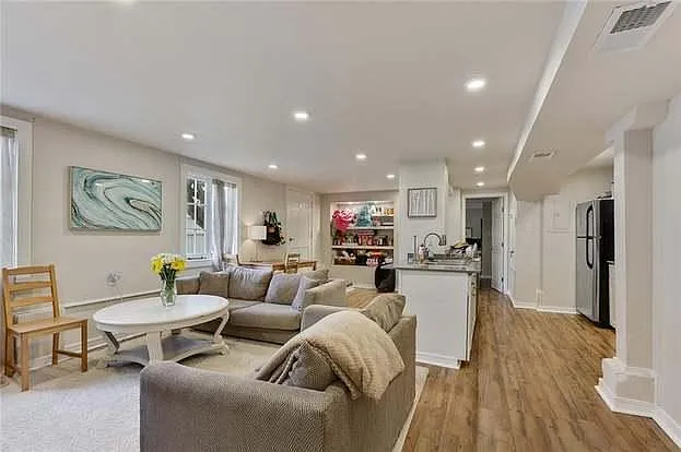 3 bed, 1200 sqft, $3,600 — Photo 1
