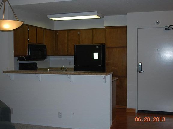 Open kitchen, granite countertop