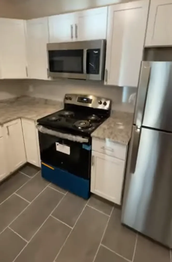 2-Bed H + Hw + Parking Commuters Dream Home — Photo 1