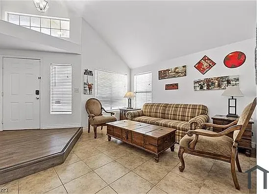 1633 Palmae Way — Photo 6