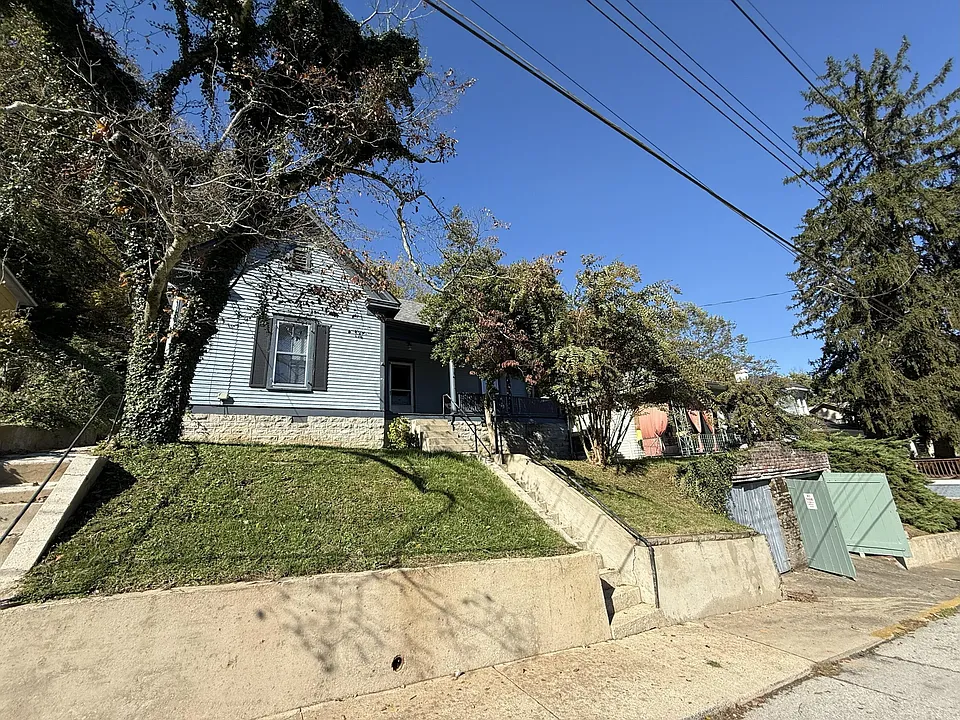 404 Ewing St
