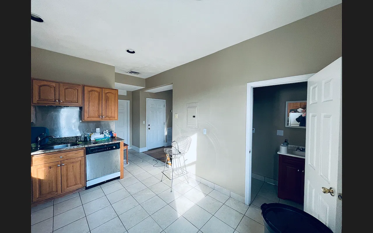 4 bed, 1.5 bath, 9999 sqft, $4,600 — Photo 3