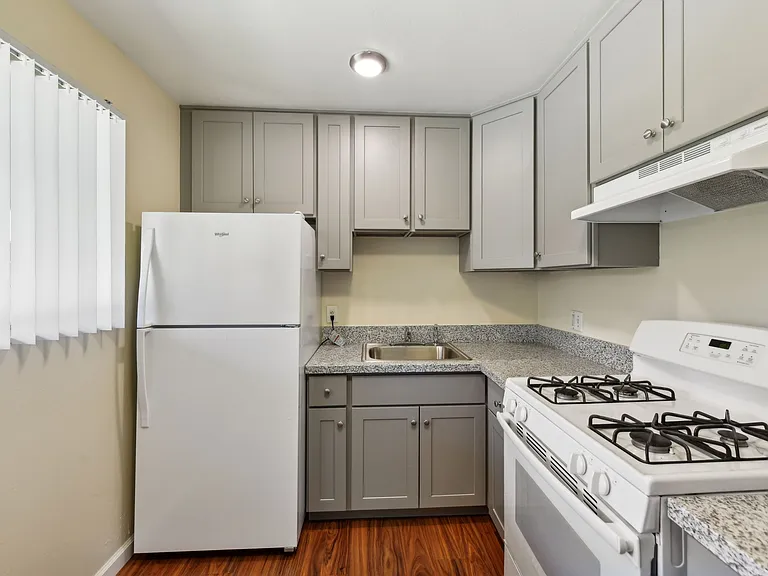 ROCKINGHAM APARTMENTS — Photo 30