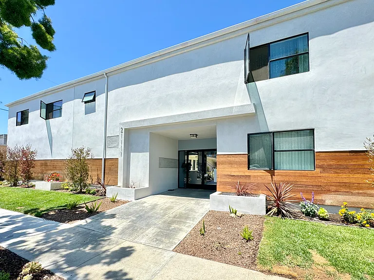 21111 Wood Ave #0 — Photo 2