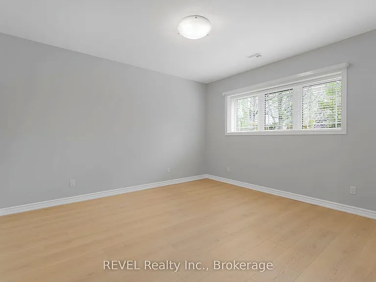661 Clarence St — Photo 36