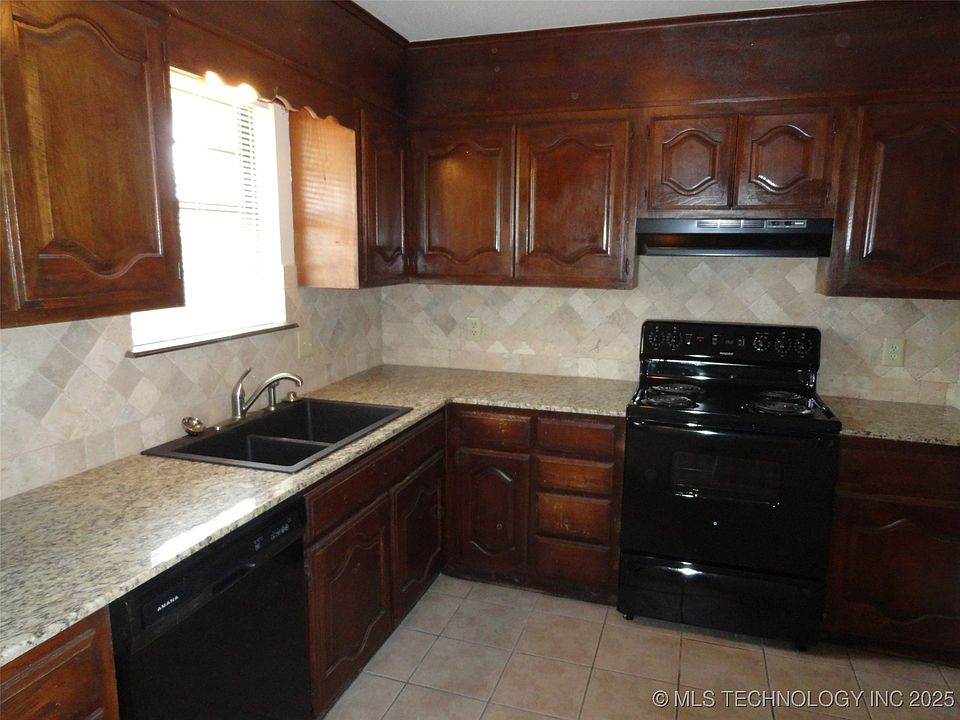 2nd image of 1525 E 74th St