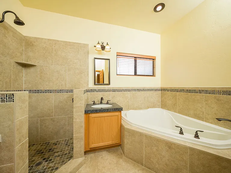 3073 W Placita Montessa — Photo 10