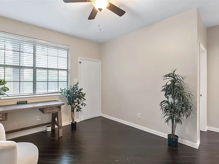 1347 Chase Ln — Photo 3