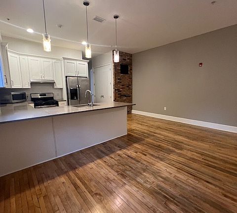 3rd image of 686 Main St APT D