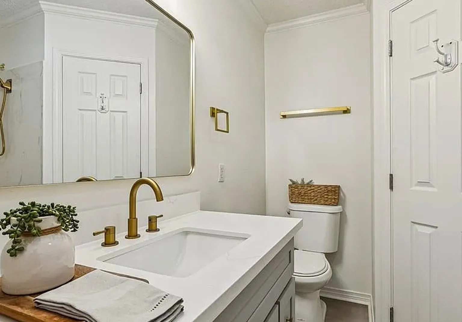 Beautiful Updated 3 bed 2 bath home immediately available- Pet Friendly — Photo 4