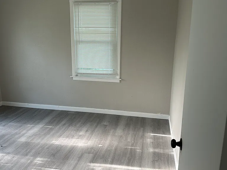 10185 Winkler Dr — Photo 2