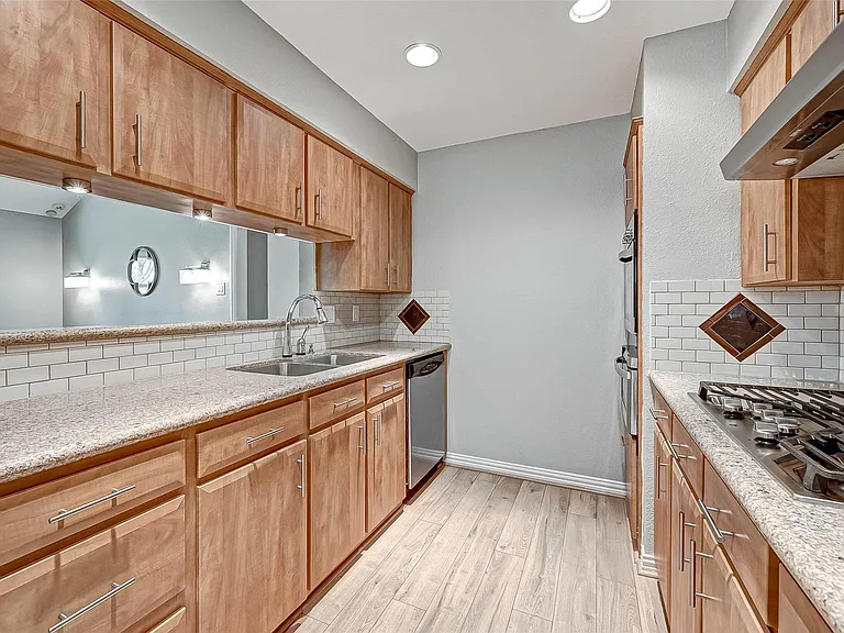 5806 Chrystell Ln — Photo 7