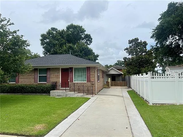 10613 Chadwick Dr — Photo 2