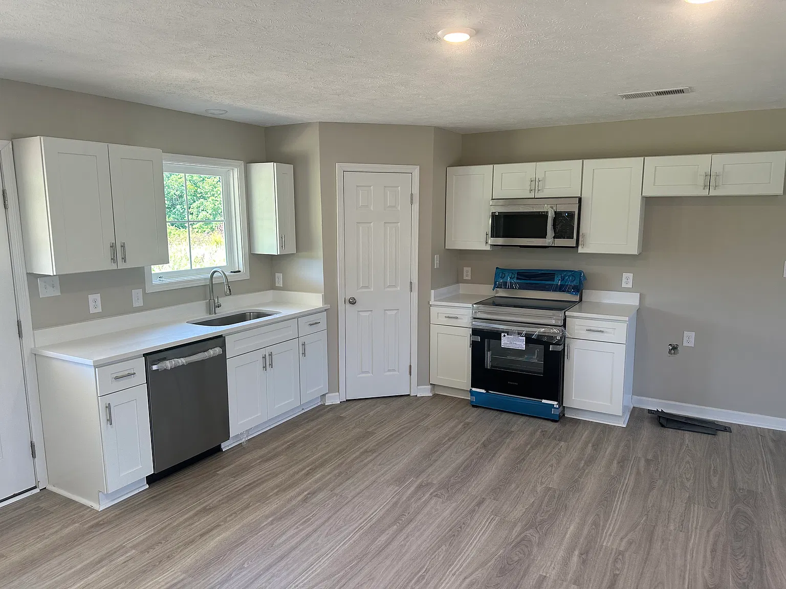 104 Wesley Dr — Photo 2