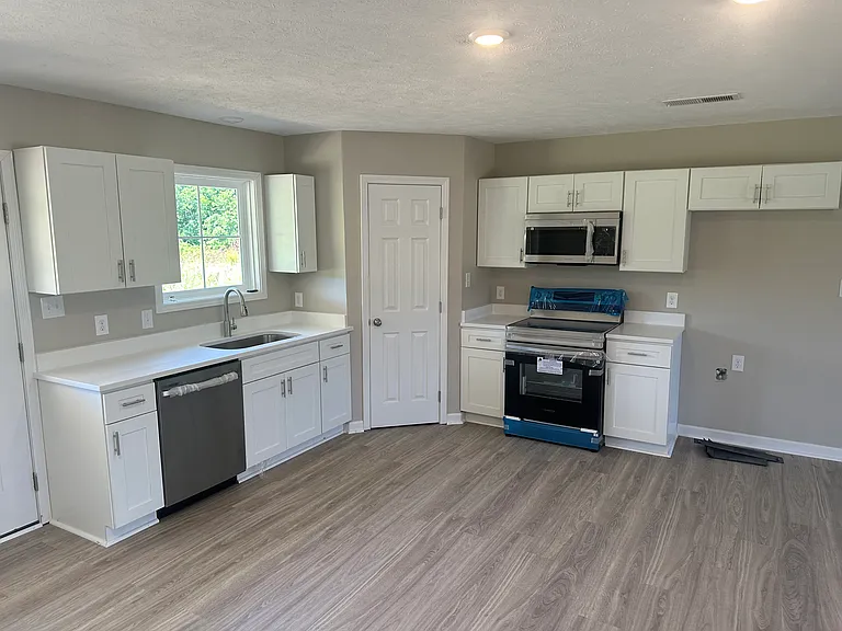 104 Wesley Dr — Photo 2