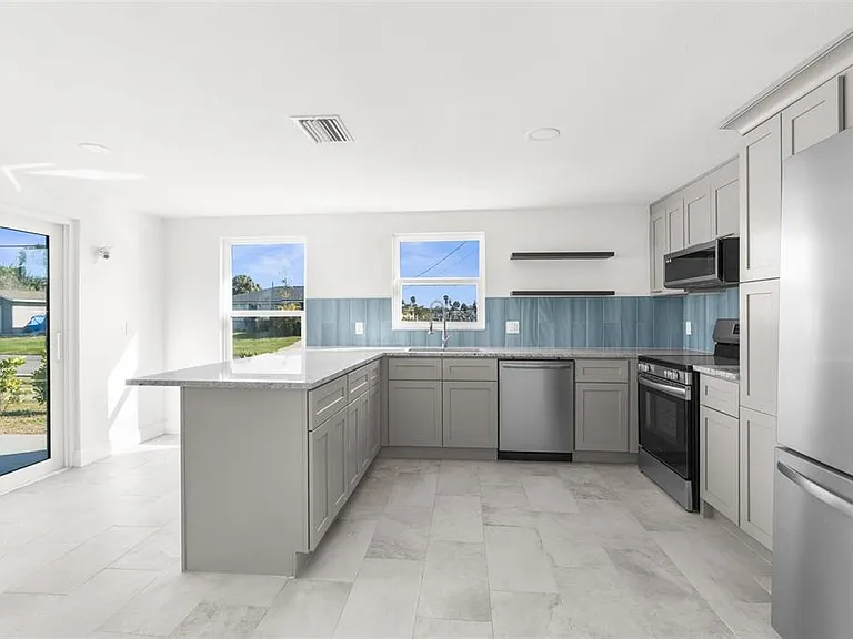 13726 Michelle Ave — Photo 3