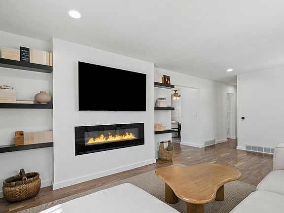 3rd image of 718 7th Ave NE