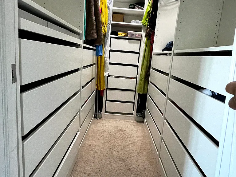 Masterbedroom Walk-in closet