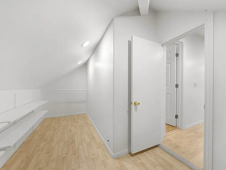 5830 Mott St — Photo 44