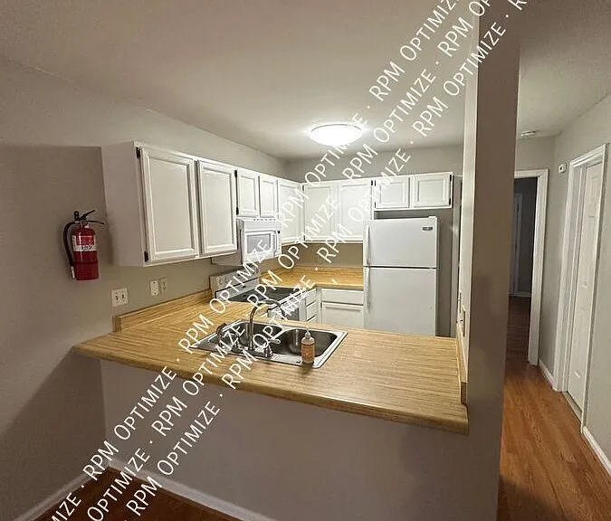 644 Sheridan Pl #14 — Photo 3