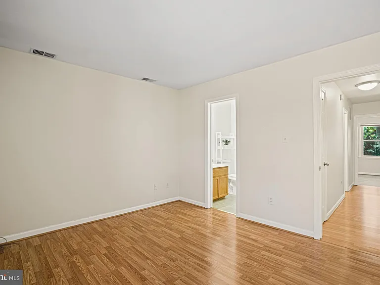 1141 N Vernon St — Photo 28