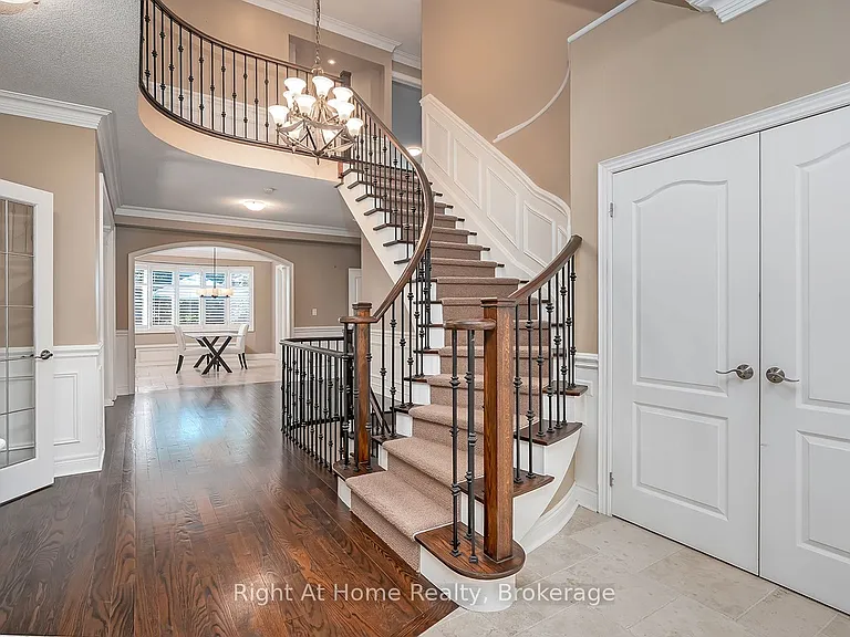 2096 Bingley Cres — Photo 4