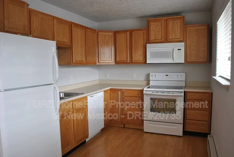 2 bed, 1.0 bath, 810 sqft, $1,095 — Photo 2