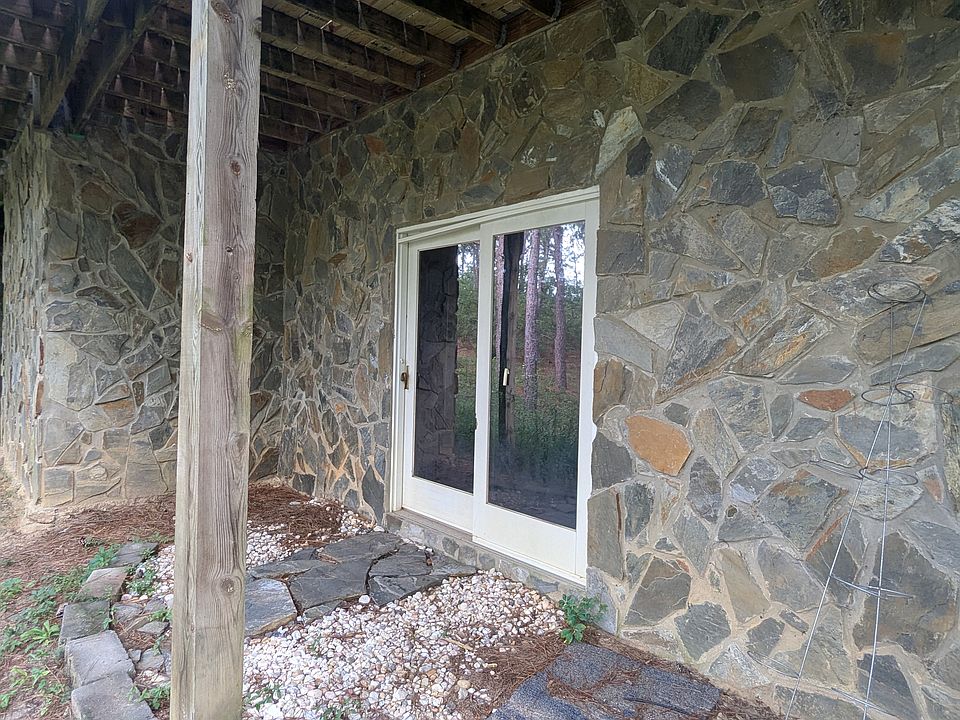 Separate entryway into basement apartment