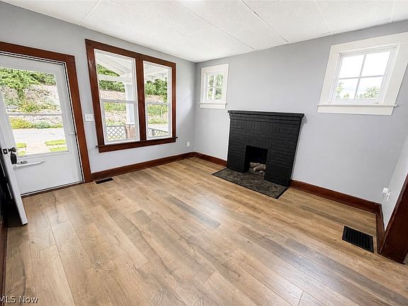 3rd image of 728 Woodlawn Ave