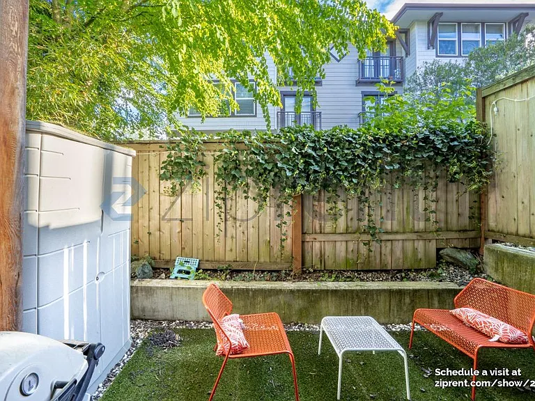 215 24th Ave E #D — Photo 3