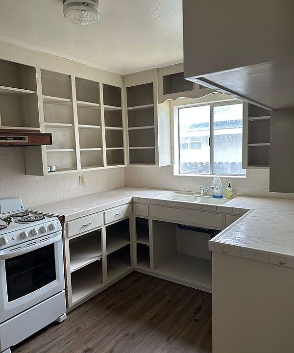 2nd image of 652 Ripona Ave