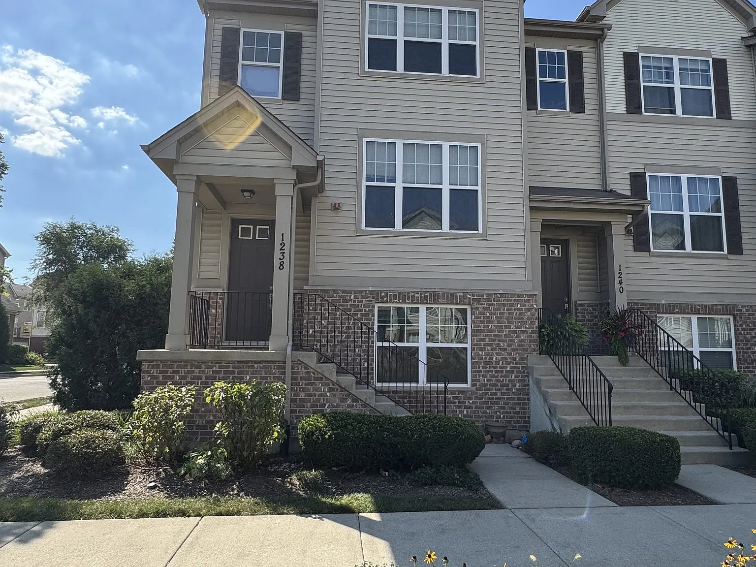 3 bed, 2.5 bath, 2162 sqft, $3,150 — Photo 1