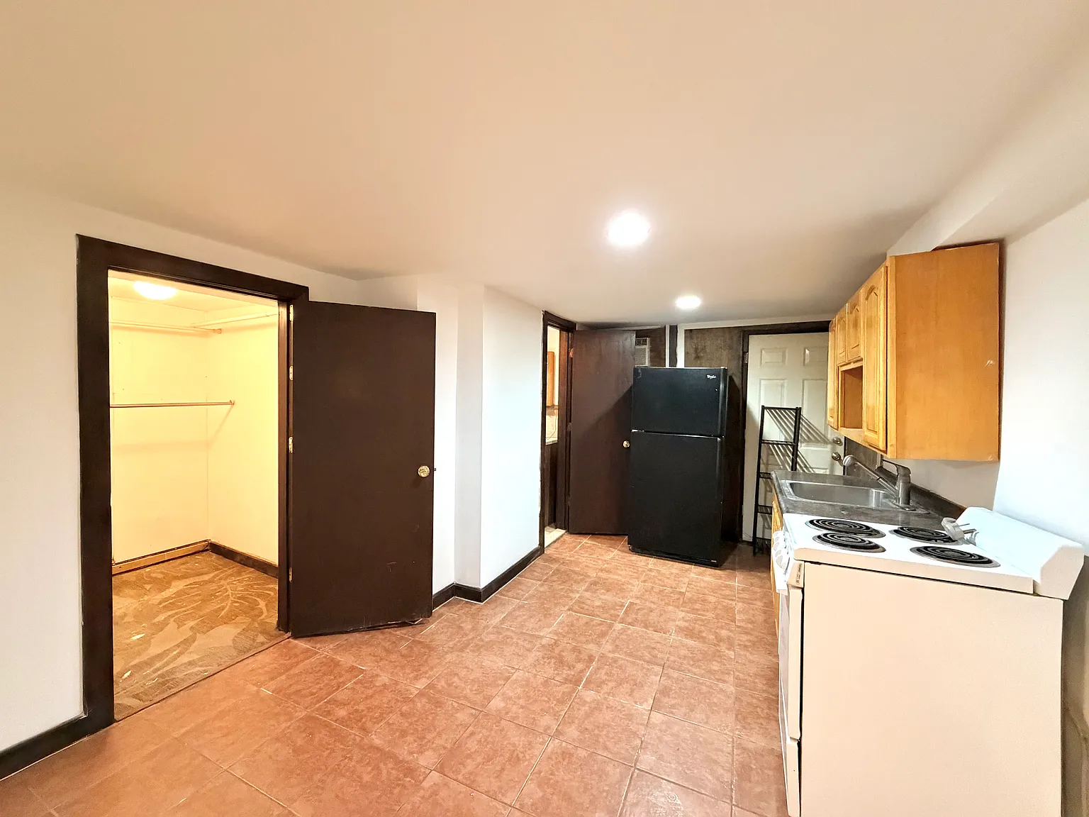 Studio, 650 sqft, $1,590 — Photo 3