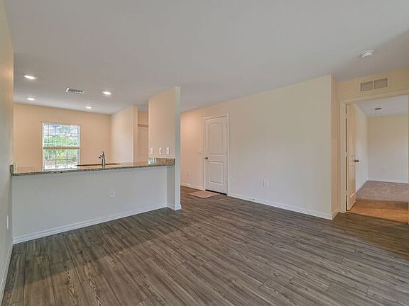 4th image of 191 Blackstone Dr