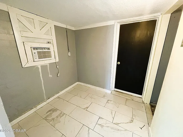 318 Hobart Ave — Photo 5