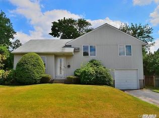 17 Pembroke Dr, Massapequa, NY 11758