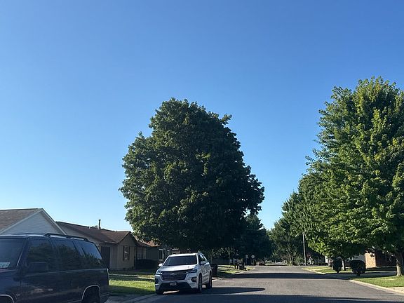 4th image of 704 N Ridge Ave