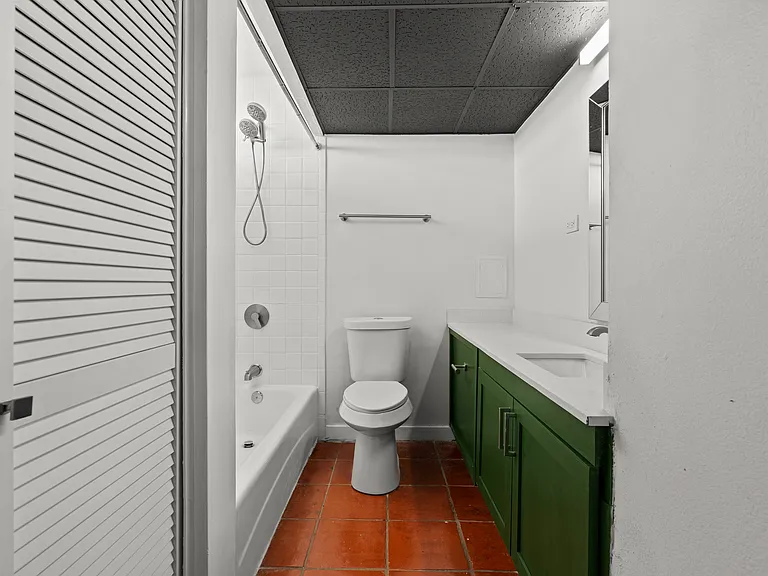 Four Oaks Apartments — Photo 21