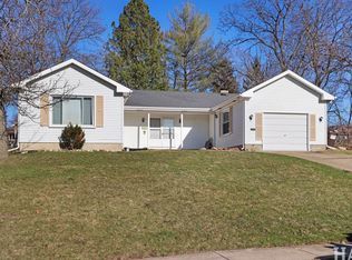 810 N Oakwood Dr, McHenry, IL 60050