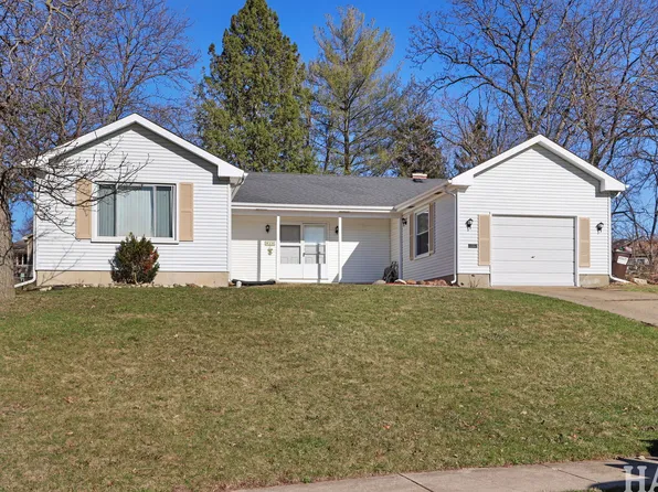 810 N Oakwood Dr, McHenry, IL 60050