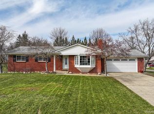 2790 Costa Mesa Rd, Waterford, MI 48329