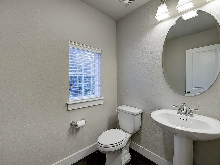 2724 Freund St — Photo 23