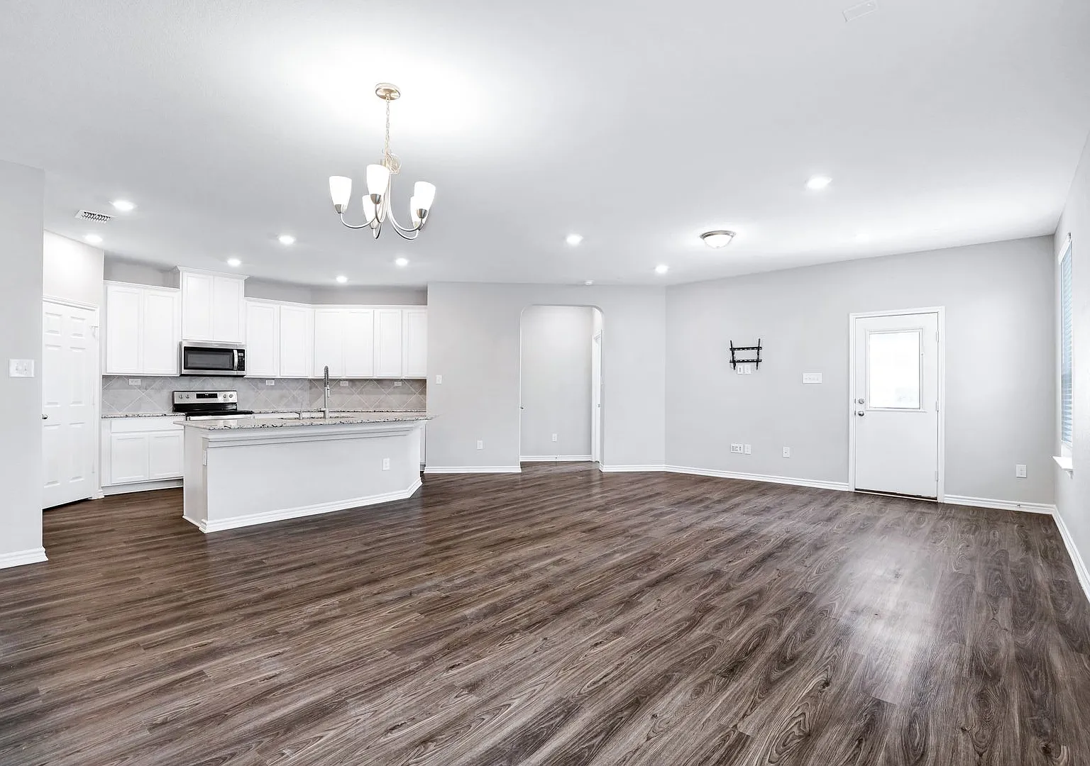 Single Story 3-Bedroom Haven with Modern Amenities — Photo 4