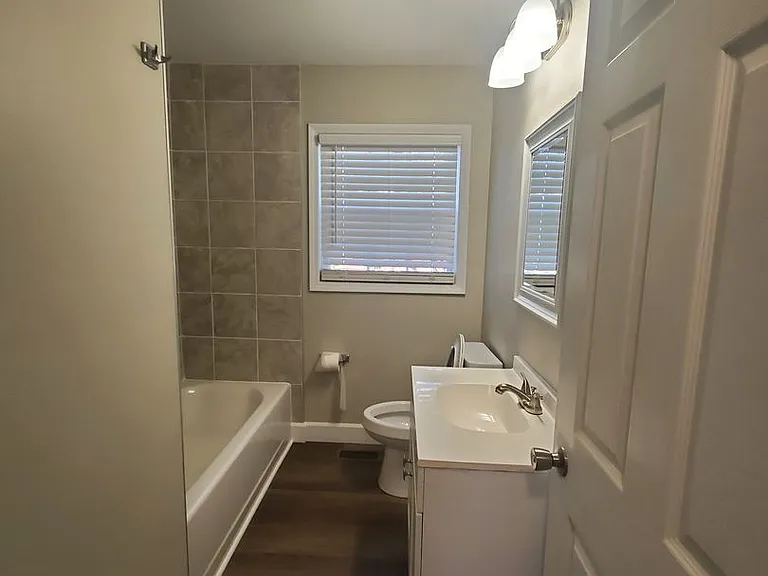 1208 Hillsboro St — Photo 6