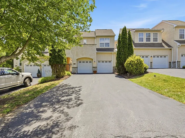 65 Old Barn Dr — Photo 1