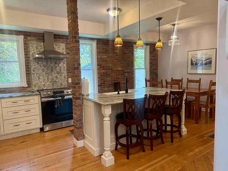 320 Oak St — Photo 3